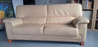 Conjunt de sofàs 3+2 places de pell, color beix.