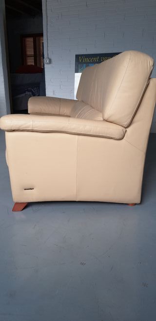 Conjunt de sofàs 3+2 places de pell, color beix.