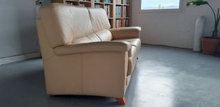 Conjunt de sofàs 3+2 places de pell, color beix.