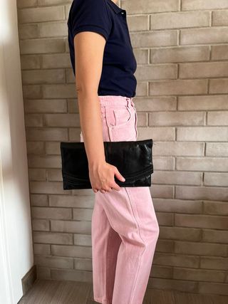 Bolso de piel tipo sobre. Se puede guardar el asa.