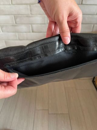 Bolso de piel tipo sobre. Se puede guardar el asa.