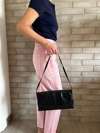 Bolso de piel tipo sobre. Se puede guardar el asa.