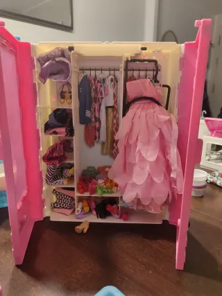 Casa de muñecas Barbie y armario