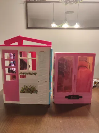 Casa de muñecas Barbie y armario