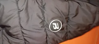 Cazadora negra con capucha hombre o mujer