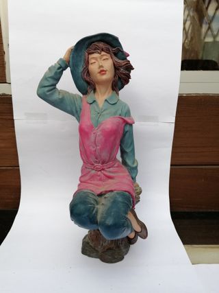 Figura mujer con sombrero azul y vestido rosa