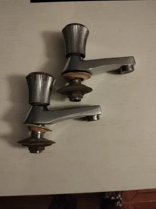 Juego 2 grifos lavabo metal