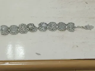 Pulsera plateada labrada