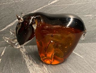 Rinoceronte in vetro sommerso ambrato