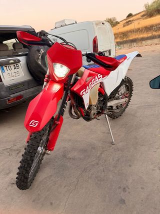 Gas Gas Moto de Cross Roja y Blanca