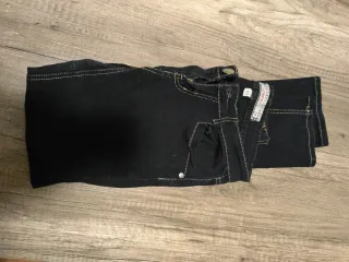 Pantalón negro Jenifer Talla L da menos talla