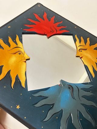 Espejo de madera con lunas y estrellas