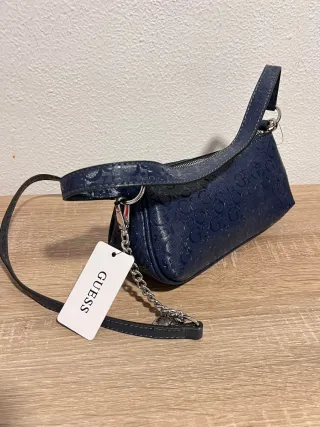 Bolso Guess Azul con Cadena Plateada