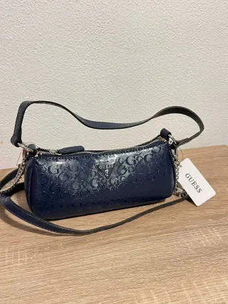 Bolso Guess Azul con Cadena Plateada