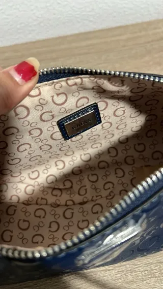 Bolso Guess Azul con Cadena Plateada