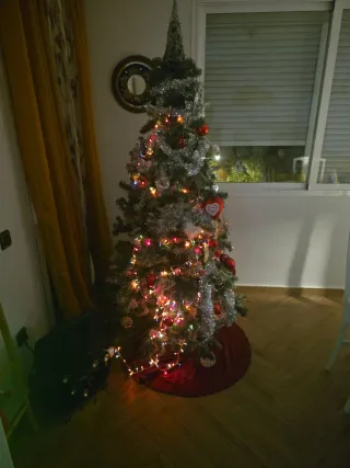 Árbol de Navidad verde y plateado