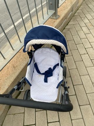 Carrito de muñeca con asiento ajustable