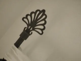 Barra de cortina decorativa gris