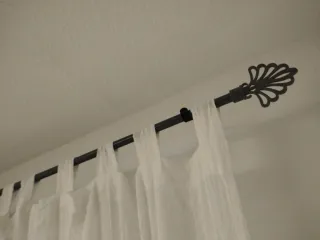 Barra de cortina decorativa gris