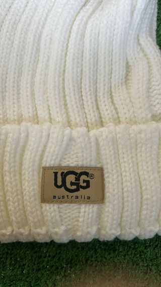 Gorro UGG de Lana Blanco con Pompón