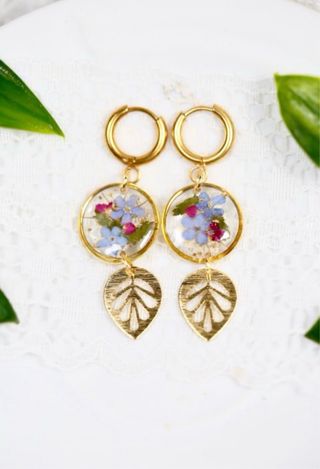 Orecchini artigianali con fiori veri e resina