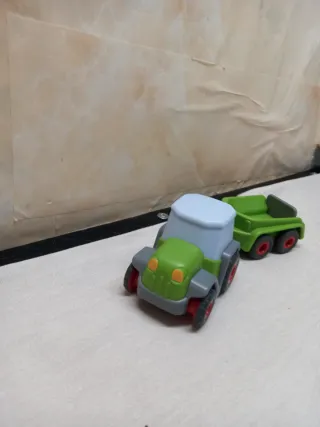 Trattore giocattolo con rimorchio