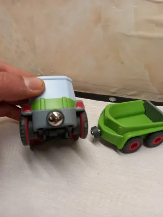 Trattore giocattolo con rimorchio