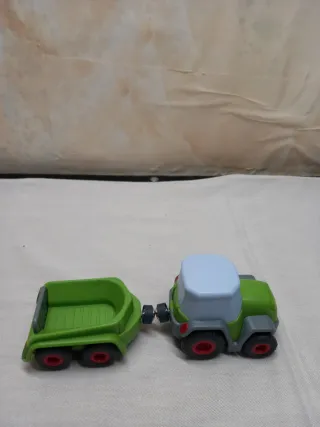 Trattore giocattolo con rimorchio