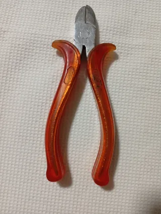 Herramientas: Pelacables, Alicates cortante y Prob