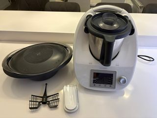 Thermomix TM5 con accesorios y Cookidoo