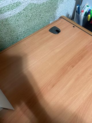 Escritorio de madera color roble