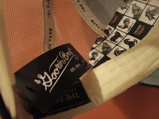 Gorra Goorin Bros Negra con Parche de Cabra