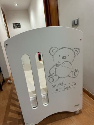 Cuna de bebé blanca con osito