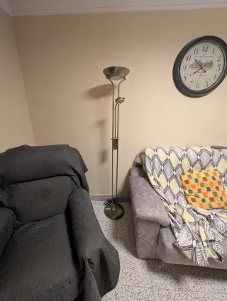 Lámpara halógena de metal y cristal.