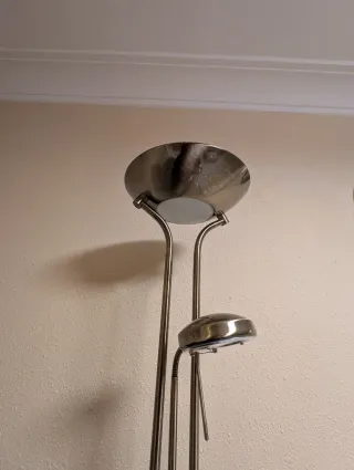 Lámpara halógena de metal y cristal.