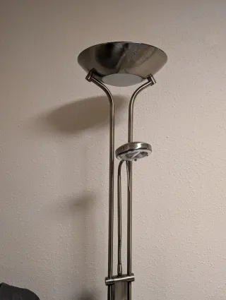 Lámpara halógena de metal y cristal.