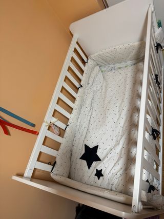 Cuna de bebé blanca con opción de colecho