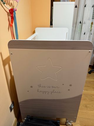 Cuna de bebé blanca con opción de colecho