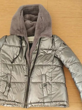 Plumífero corto plateado con cuello pelo