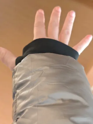 Plumífero corto plateado con cuello pelo