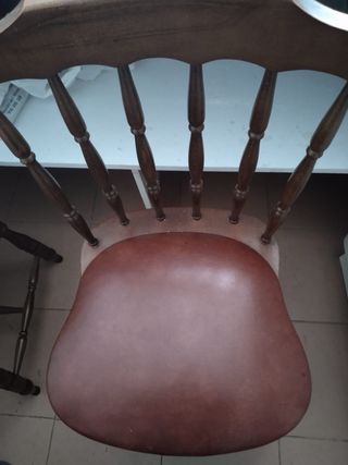 Sillas de madera y cuero marrones