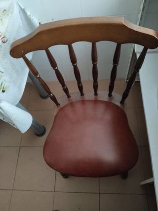 Sillas de madera y cuero marrones