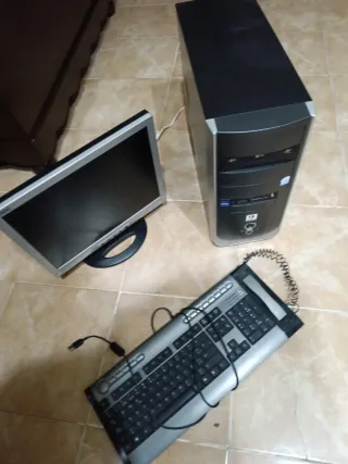 Torre, Monitor y Teclado PC