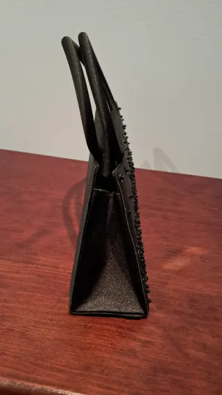 Bolso de fiesta negro con pedrería.