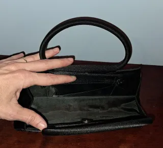 Bolso de fiesta negro con pedrería.