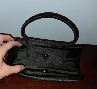 Bolso de fiesta negro con pedrería.