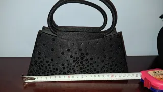 Bolso de fiesta negro con pedrería.