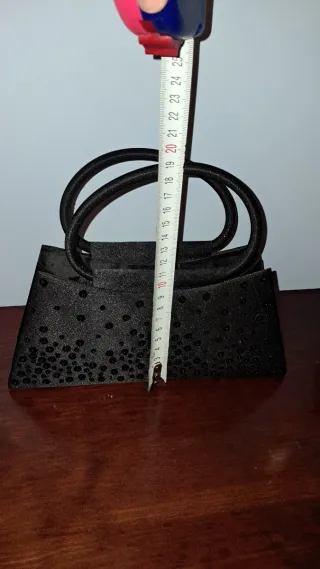 Bolso de fiesta negro con pedrería.