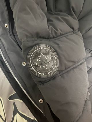 Abrigo JD negro con capucha de pelo