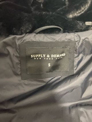 Abrigo JD negro con capucha de pelo